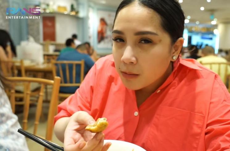 Potret Nagita Slavina Buka Puasa di Singapura (YouTube/Rans Entertainment)