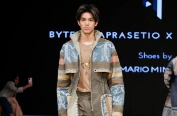 7 Gaya Eddy Meijer di Indonesia Fashion Week, Sudah Seperti Profesional