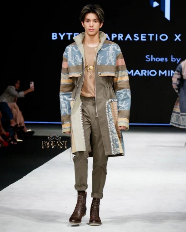 Gaya Eddy Meijer di Indonesia Fashion Week (instagram/@pageantempire)