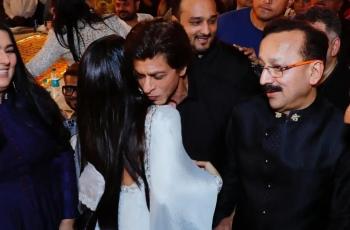 Shah Rukh Khan Peluk Shehnaaz Gill di Acara Bukber Baba Siddique: Bagai Raja Temui Permaisuri