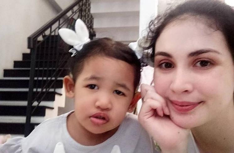 Potret Seleb Istri Kepala Daerah Tanpa Makeup. (Instagram/@arumibachsin_94)