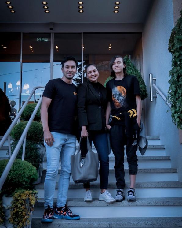 Potret Darius Sinathrya dan Donna Agnesia Jenguk Anak Sulung di Prancis (Instagram/darius_sinathrya)