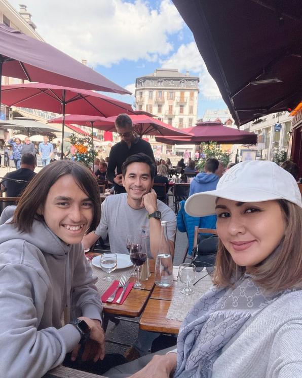 Potret Darius Sinathrya dan Donna Agnesia Jenguk Anak Sulung di Prancis (Instagram/darius_sinathrya)