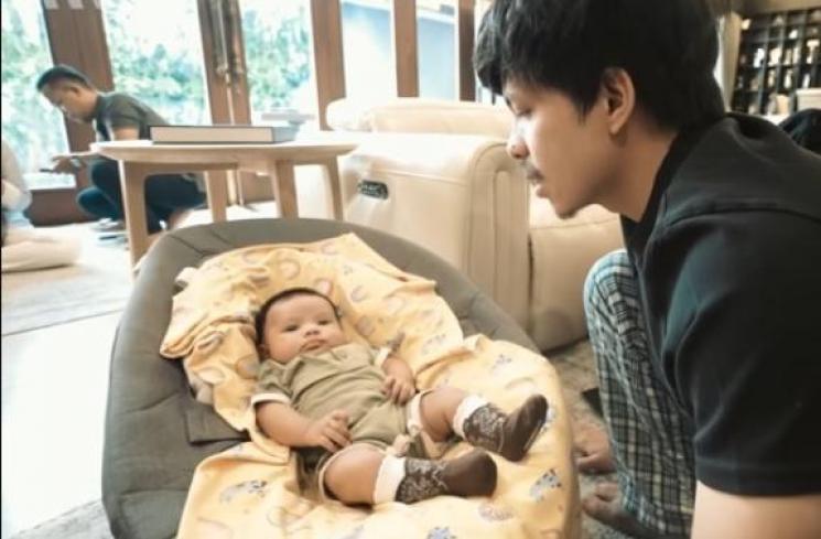 Potret Baby Ameena Pakai Hijab dan Mukena (YouTube/AH)
