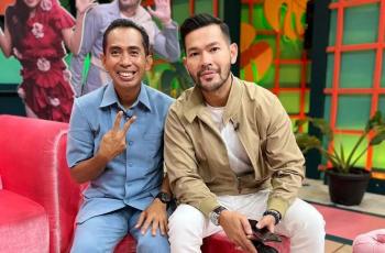 9 Potret Pak Ribut Bareng Artis, Guru SD yang Terkenal Setelah Videonya Viral di TikTok