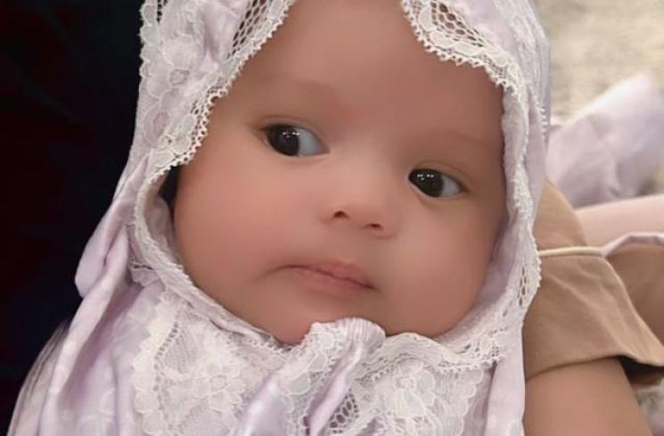 Potret Baby Ameena Pakai Hijab dan Mukena (Instagram/attahalilintar)
