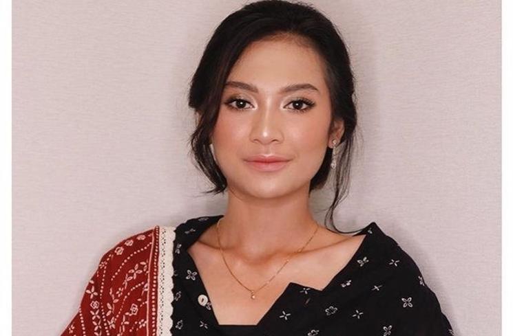 Potret Indah Permatasari Pakai Makeup Tebal. (Instagram/@indahpermatas)