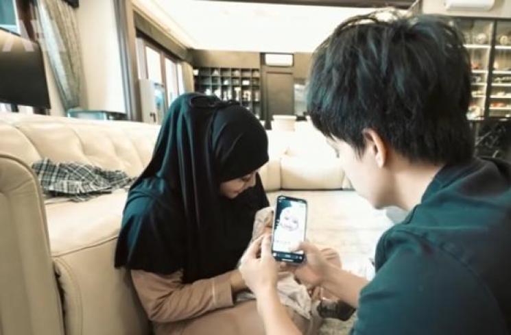 Potret Baby Ameena Pakai Hijab dan Mukena (YouTube/AH)