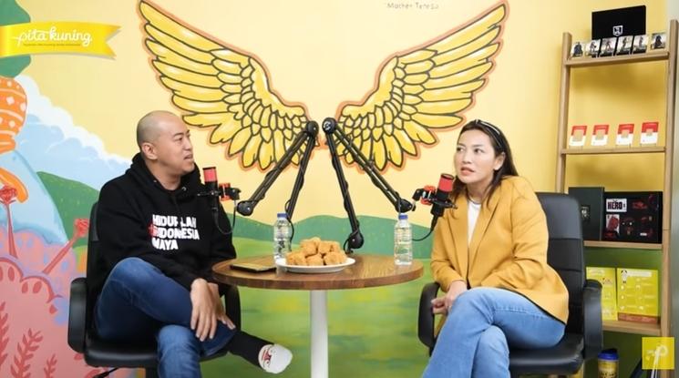 Pandji Pragiwaksono dan Hesti Purwadinata. (YouTube/Pita Kuning)