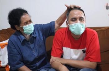 11 Potret Terbaru Gugun Gondrong, Kenang Masa Lalu Bersama Rico Ceper