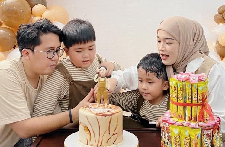 Ayus Sabyan dan Ririe Fairus rayakan ultah anak. (Instagram/@ririe_fairus)