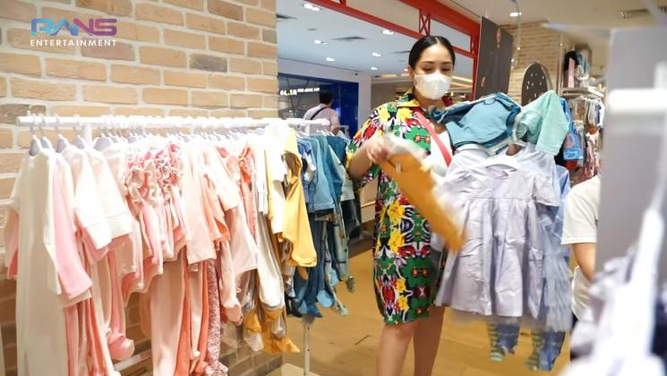 Momen Nagita Slavina masuk 379 toko di Singapura. (YouTube/Rans Entertainment)