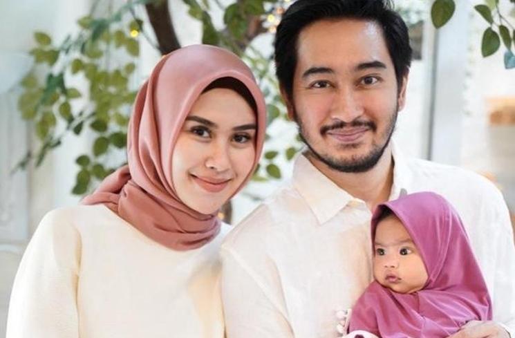 Anak Artis Pakai Hijab Sejak Bayi. (Instagram/@syahnazs)