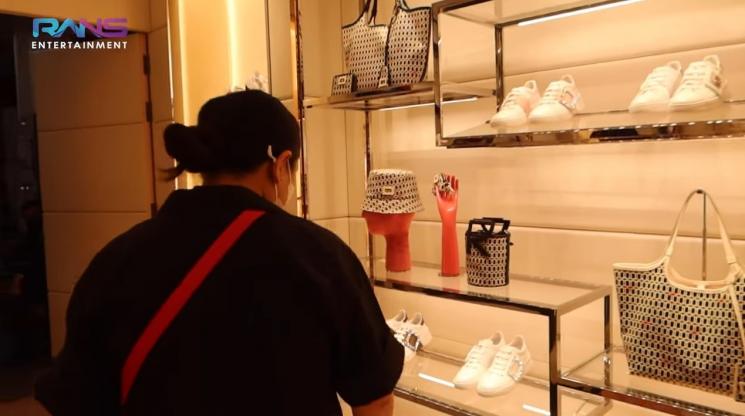 Momen Nagita Slavina masuk 379 toko di Singapura. (YouTube/Rans Entertainment)