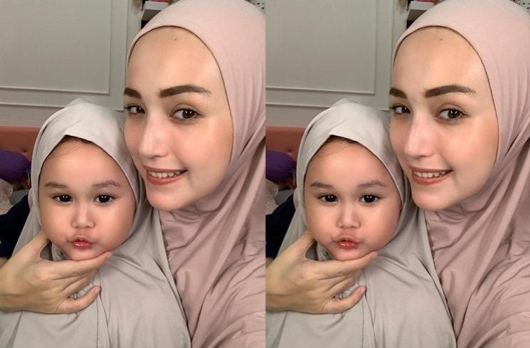 Anak Artis Pakai Hijab Sejak Bayi. (Instagram/@adeliapasha)