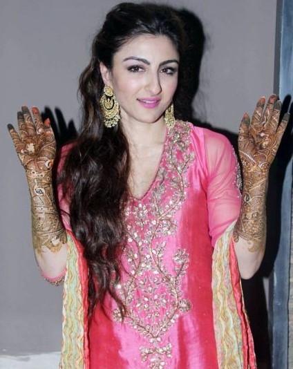 Pesona Aktris Bollywood Jalani Ritual Mehendi. (Filmbeat)