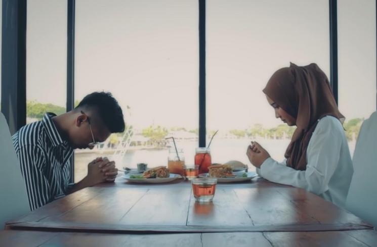 Lagu Indonesia tentang cinta beda agama. (YouTube/Pelita Utama)