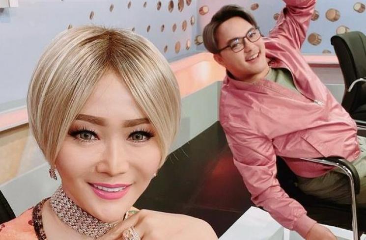 Potret Inul Daratista Berambut Pendek dan Blonde. (Instagram/inul.d)
