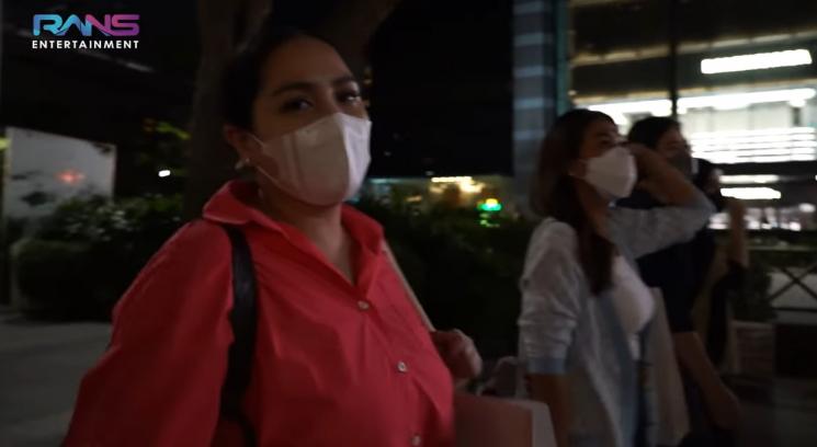 Momen Nagita Slavina masuk 379 toko di Singapura. (YouTube/Rans Entertainment)