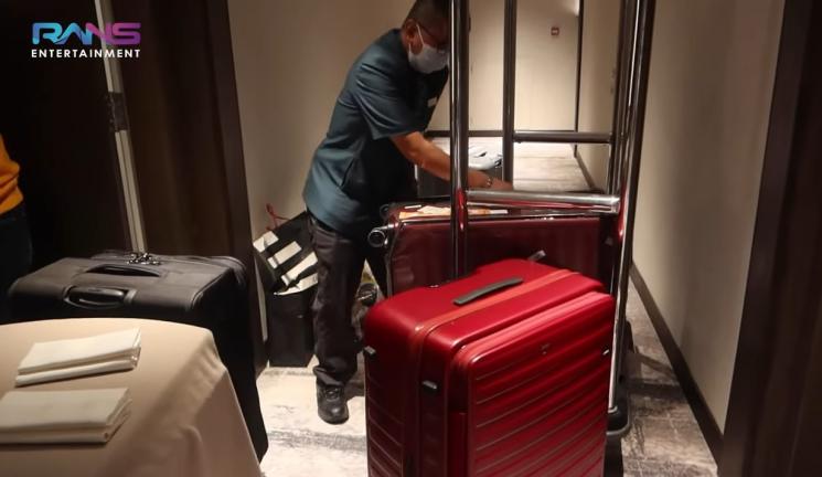 Momen Nagita Slavina masuk 379 toko di Singapura. (YouTube/Rans Entertainment)