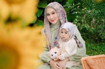 7 Anak Artis Pakai Hijab Sejak Bayi, Makin Cantik dan Menggemaskan