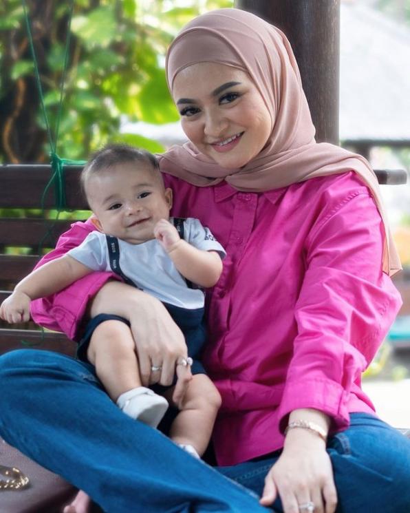 Bayi Artis Paling Anteng Bikin Makin Gemas. (Instagram/nathalieholscher)