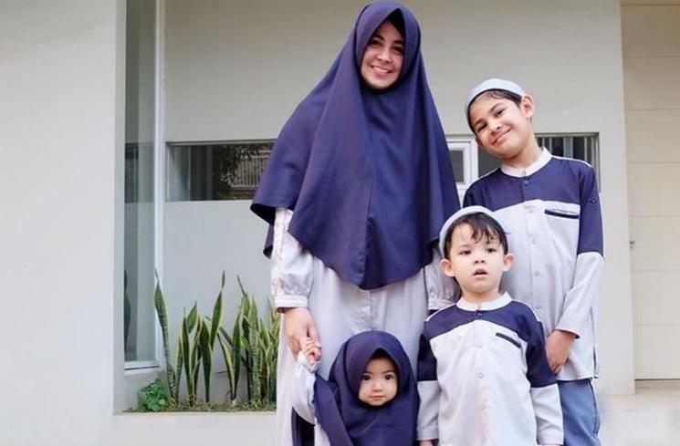 Anak Artis Pakai Hijab Sejak Bayi. (Instagram/@ristytagor)