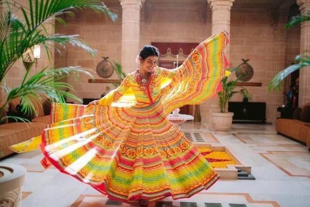 Pesona Aktris Bollywood Jalani Ritual Mehendi. (Instagram/@priyankachopra)