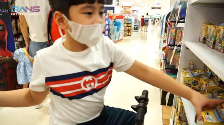 Momen Nagita Slavina masuk 379 toko di Singapura. (YouTube/Rans Entertainment)