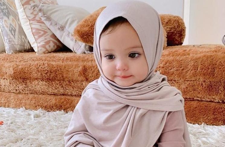 Anak Artis Pakai Hijab Sejak Bayi. (Instagram/@defarhad)