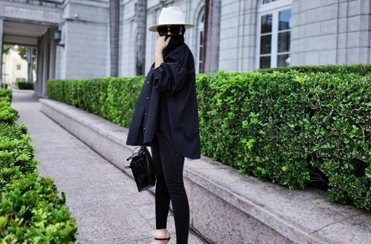 Gaya Syahrini saat jalan-jalan di Singapura. (Instagram/@princessyahrini)