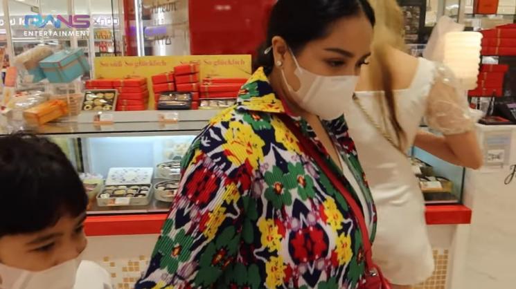 Momen Nagita Slavina masuk 379 toko di Singapura. (YouTube/Rans Entertainment)