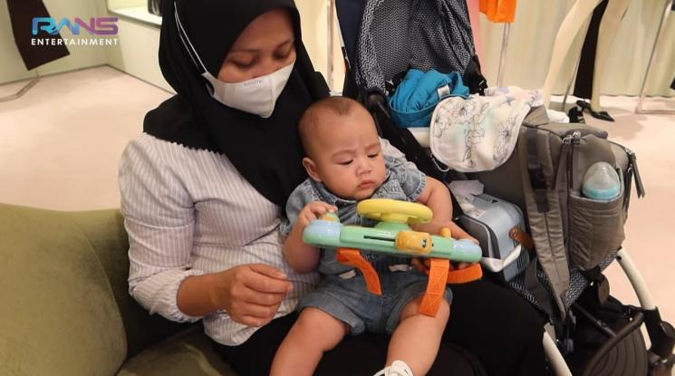 Momen Nagita Slavina masuk 379 toko di Singapura. (YouTube/Rans Entertainment)