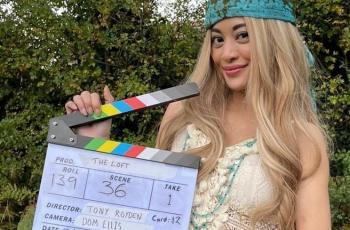 6 Potret dan Kabar Terbaru Angie Virgin yang Menetap di London, Ngabuburit Bareng Anak