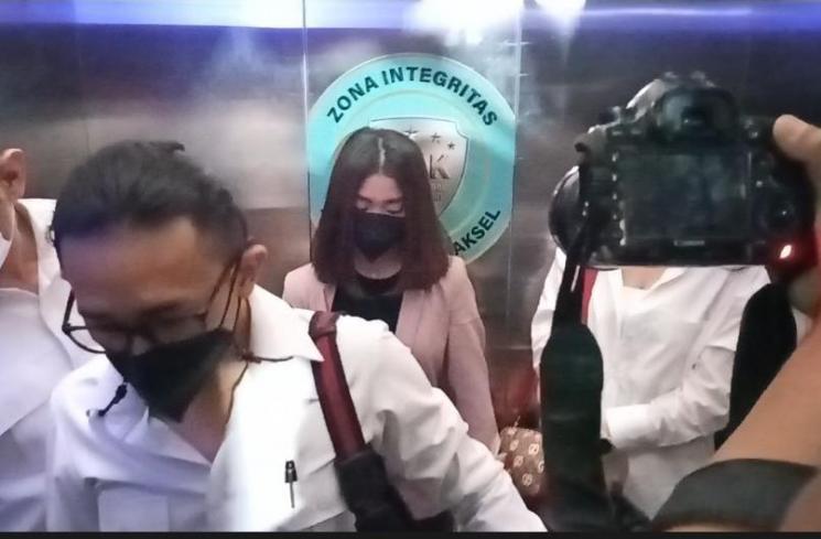 Chandrika Chika di Polres Metro Jakarta Selatan pada Kamis (21/4/2022). (MataMata.com/Rena Pangesti)