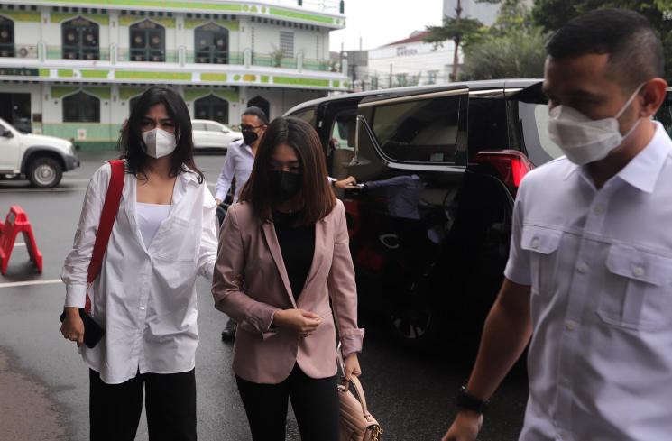 Chandrika Chika di Polres Metro Jakarta Selatan (MataMata.com/Angga Budhiyanto)