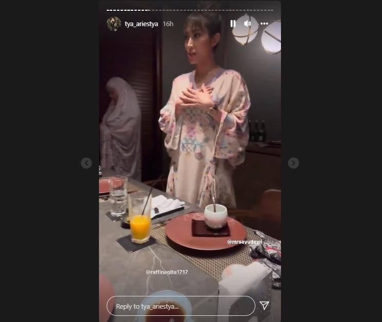Nagita Slavina khusyuk salat saat bukber di restoran. (Instagram/@tya_ariestya)