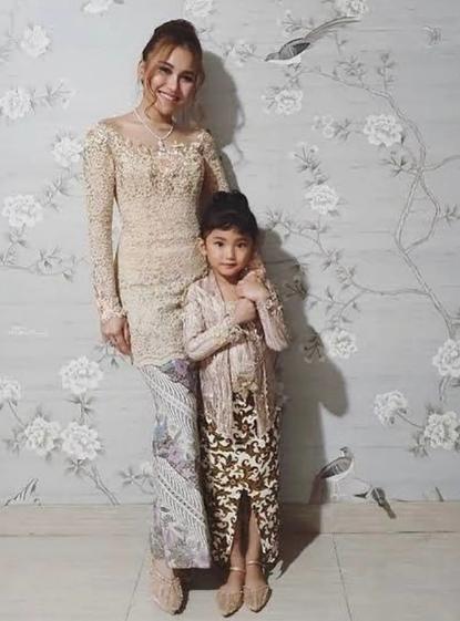 Gaya Anak Artis Rayakan Hari Kartini. (Instagram/ayutingting92)