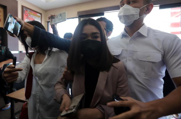 Chandrika Chika di Polres Metro Jakarta Selatan (MataMata.com/Angga Budhiyanto)