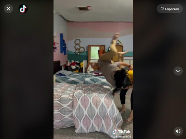 Tyas Mirasih smackdown Tengku Tezi. (TikTok)