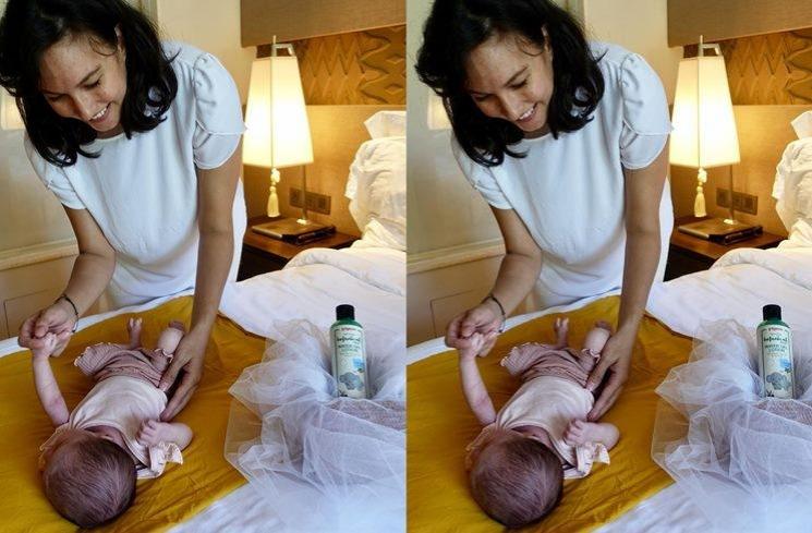 Gaya Nadine Chandrawinata Momong Baby Djiwa (Instagram/@nadinelist)