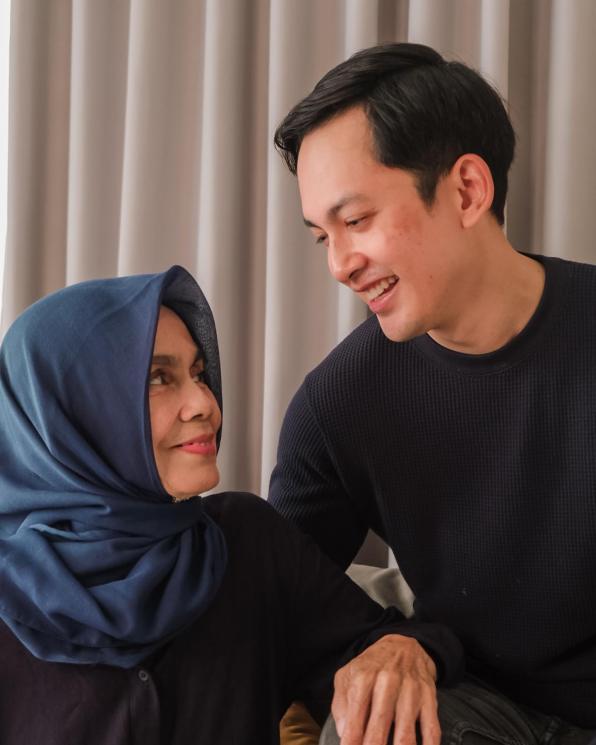 Kebersamaan Kiki Farrel dan ibunda. (Instagram/@kikifarrel_)