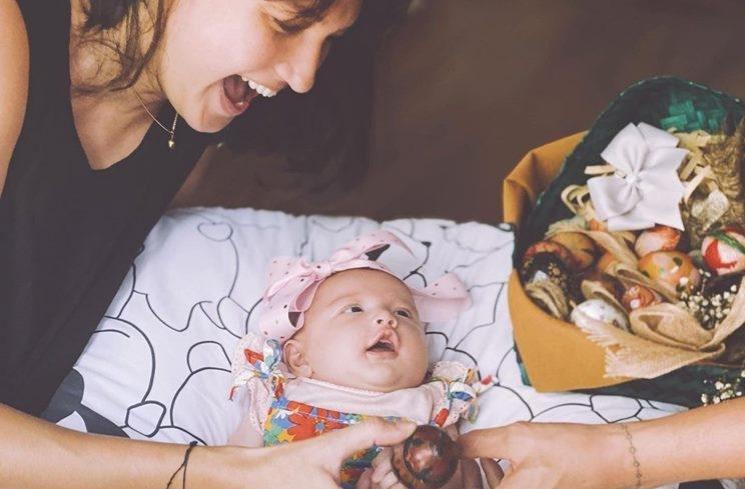 Gaya Nadine Chandrawinata Momong Baby Djiwa (Instagram/@nadinelist)