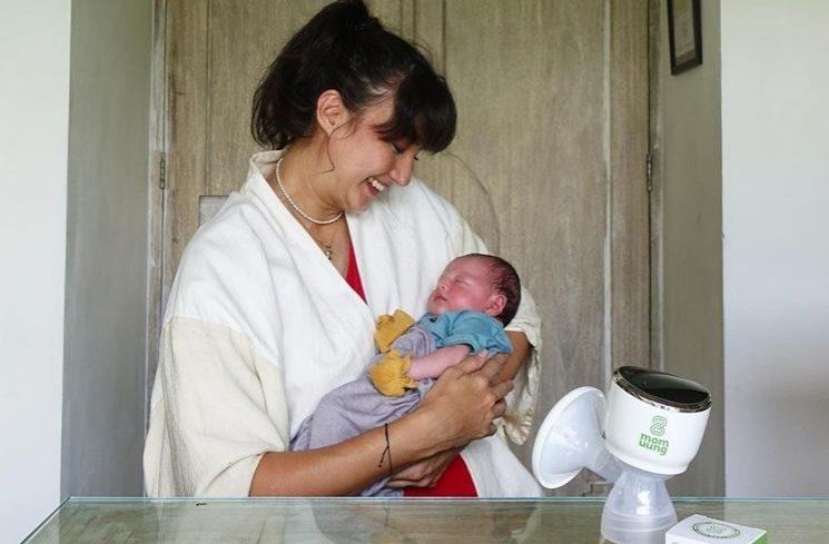 Gaya Nadine Chandrawinata Momong Baby Djiwa (Instagram/@nadinelist)