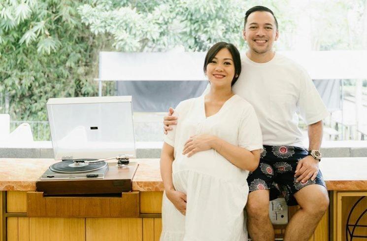 Artis yang hamil di usia 40 tahunan. (Instagram/@riafinola)