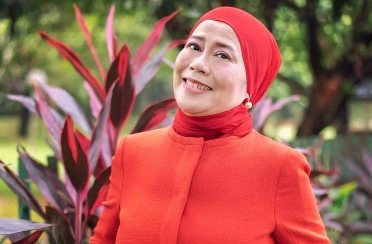 Artis yang hamil di usia 40 tahunan. (Instagram/@dewiyullofficial)