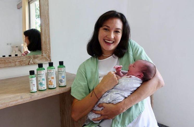Gaya Nadine Chandrawinata Momong Baby Djiwa (Instagram/@nadinelist)