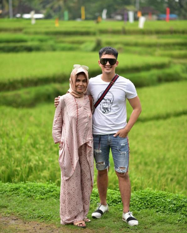 Kebersamaan Kiki Farrel dan ibunda. (Instagram/@kikifarrel_)