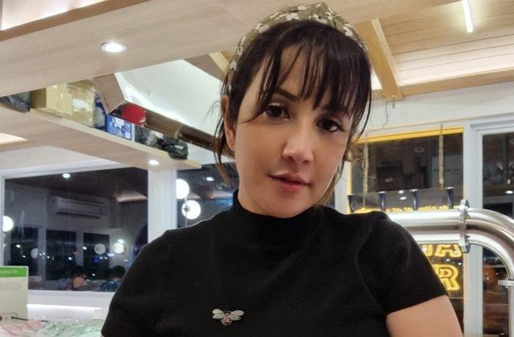 Artis yang hamil di usia 40 tahunan. (Instagram/@andisorayabeatrix)