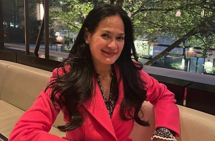 Potret Cantik Donna Harun di London. (Instagram/@donnaharunofficial)